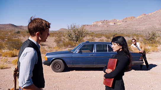 William Moseley, Sheila Vand, Matt Dillon (v.l.n.r.) in "Land of Dreams" (2021) William Moseley, Sheila Vand, Matt Dillon (v.l.n.r.) in "Land of Dreams" (2021)