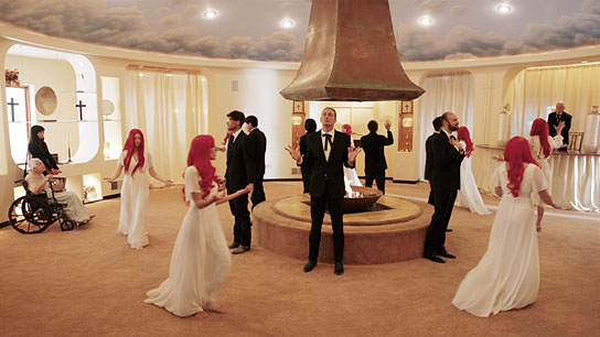 Carolyn Wickwire (links), Sheila Vand (2.v.l.) in "Land of Dreams" (2021)