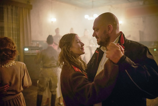 Irina Starshenbaum, Charly Hübner (v.l.n.r.) in "Die stillen Trabanten" (2022) Irina Starshenbaum, Charly Hübner (v.l.n.r.) in "Die stillen Trabanten" (2022)
