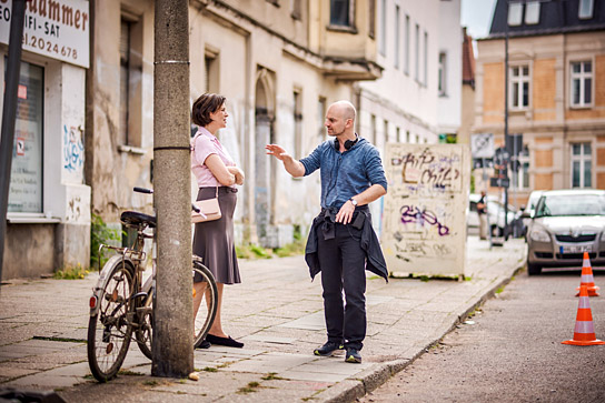 Martina Gedeck, Thomas Stuber (v.l.n.r.) bei den Dreharbeiten zu "Die stillen Trabanten" (2022)