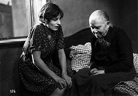 Ilse Trautschold, Alexandra Schmitt (v.l.n.r.) in "Mutter Krausens Fahrt ins Glück" (1929) Ilse Trautschold, Alexandra Schmitt (v.l.n.r.) in "Mutter Krausens Fahrt ins Glück" (1929)