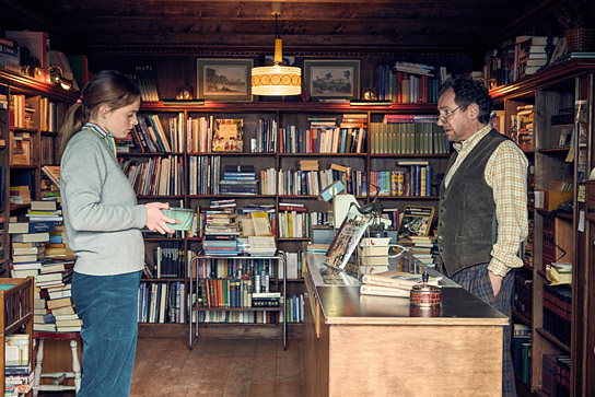 Luna Wedler, Thorsten Merten (v.l.n.r.) in "Was man von hier aus sehen kann" (2022) Luna Wedler, Thorsten Merten (v.l.n.r.) in "Was man von hier aus sehen kann" (2022)