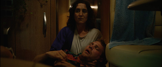 Elmira Bahrami, Ben Münchow (v.o.n.u.) in "Tell me something nice" (2022)