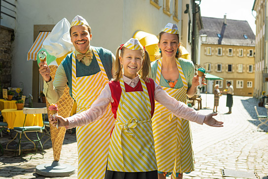 Kostja Ullmann, Valerie / Violetta Arnemann, Franziska Wulf (v.l.n.r.) in "Lucy ist jetzt Gangster" (2021)