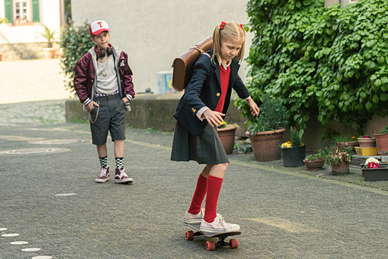 Valerie / Violetta Arnemann, Brooklyn Liebig (v.v.n.h.) in "Lucy ist jetzt Gangster" (2021)