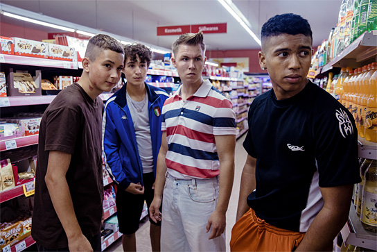 Levy Rico Arcos, Rafael Luis Klein-Heßling, Vincent Wiemer, Aaron Maldonado-Morales (v.l.n.r.) in "Sonne und Beton" (2023)
