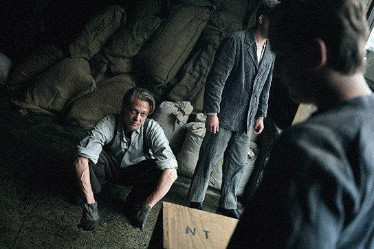 Kristoffer Joner (links) in "War Sailor" (2022)