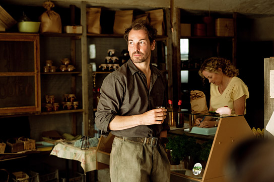 Felix Kramer, Silke Bodenbender (v.l.n.r.) in "Irgendwann werden wir uns alles erzählen" (2023) Felix Kramer, Silke Bodenbender (v.l.n.r.) in "Irgendwann werden wir uns alles erzählen" (2023)