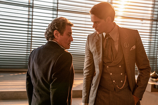 Ian McShane, Bill Skarsgård (v.l.n.r.) in "John Wick: Kapitel 4" (2023) Ian McShane, Bill Skarsgård (v.l.n.r.) in "John Wick: Kapitel 4" (2023)