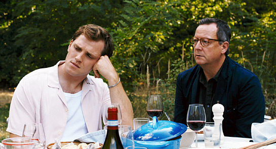 Enno Trebs, Matthias Brandt (v.l.n.r.) in "Roter Himmel" (2023) Enno Trebs, Matthias Brandt (v.l.n.r.) in "Roter Himmel" (2023)