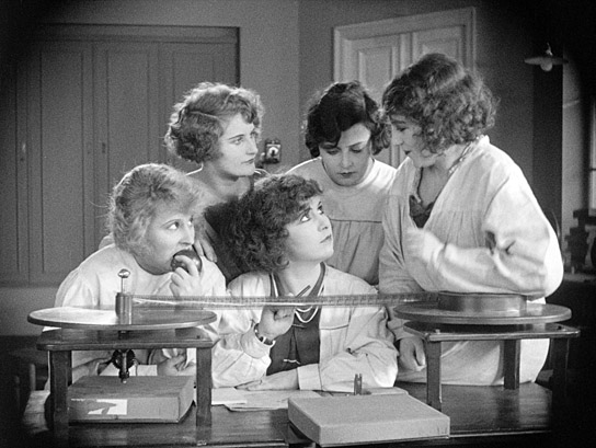 Screenshot mit Alice Kempen (Mitte) aus "Die Tragödie einer Uraufführung. (Wenn die Kleberin gebummelt hat.)" (1926) Screenshot mit Alice Kempen (Mitte) aus "Die Tragödie einer Uraufführung. (Wenn die Kleberin gebummelt hat.)" (1926)