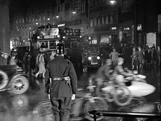Screenshot aus "Die Tragödie einer Uraufführung. (Wenn die Kleberin gebummelt hat.)" (1926) Screenshot aus "Die Tragödie einer Uraufführung. (Wenn die Kleberin gebummelt hat.)" (1926)
