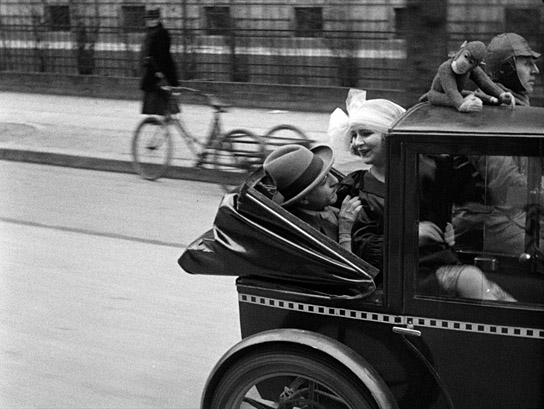 Screenshot mit Alice Kempen (Mitte) aus "Die Tragödie einer Uraufführung. (Wenn die Kleberin gebummelt hat.)" (1926)