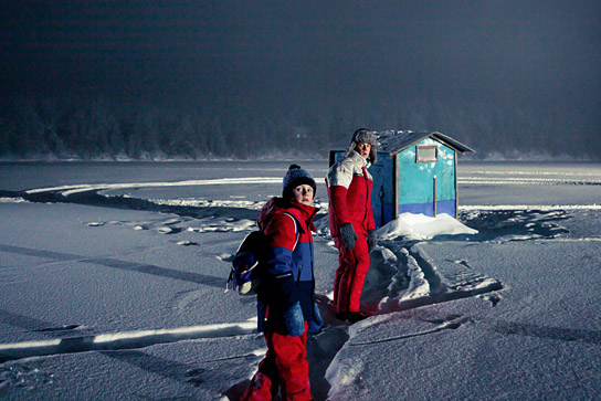 Iivo Tuuri (vorne), Jarkko Lahti (hinten) in "Die Geschichte vom Holzfäller" (2022)