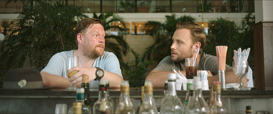 Oliver Bröcker, Max Riemelt (v.l.n.r.) in "Ernesto's Island" (2022)