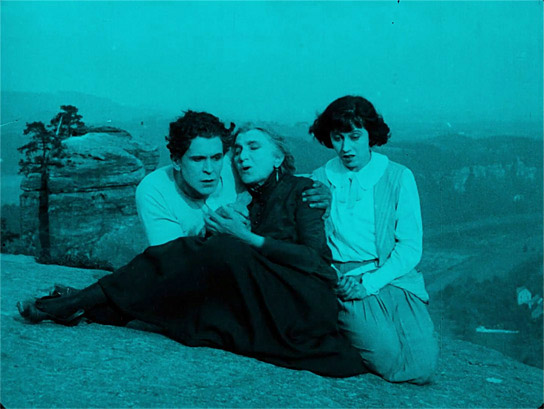 Screenshot mit Luciano Albertini, Agnes Nero, Annie Gorilowa (v.l.n.r.) aus "Mister Radio" (1924)