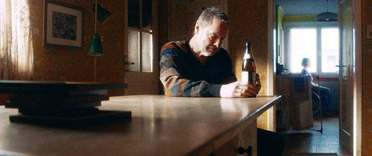 Michael Wittenborn (vorne), Anna Maria Mühe (hinten) in "Die Geschichte einer Familie" (2022)