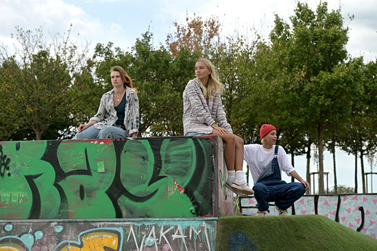 Sinje Irslinger, Lisa Mantler, Lena Mantler (v.l.n.r.) in "Get Up" (2023) Sinje Irslinger, Lisa Mantler, Lena Mantler (v.l.n.r.) in "Get Up" (2023)