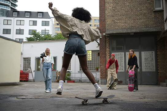 Jobel Mokonzi (von hinten), Lisa Mantler, Lena Mantler, Sinje Irslinger (hinten, v.l.n.r.) in "Get Up" (2023) Jobel Mokonzi (von hinten), Lisa Mantler, Lena Mantler, Sinje Irslinger (hinten, v.l.n.r.) in "Get Up" (2023)