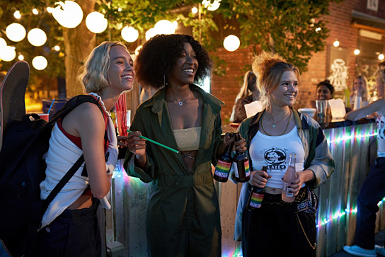Lena Mantler, Jobel Mokonzi, Sinje Irslinger (v.l.n.r.) in "Get Up" (2023) Lena Mantler, Jobel Mokonzi, Sinje Irslinger (v.l.n.r.) in "Get Up" (2023)