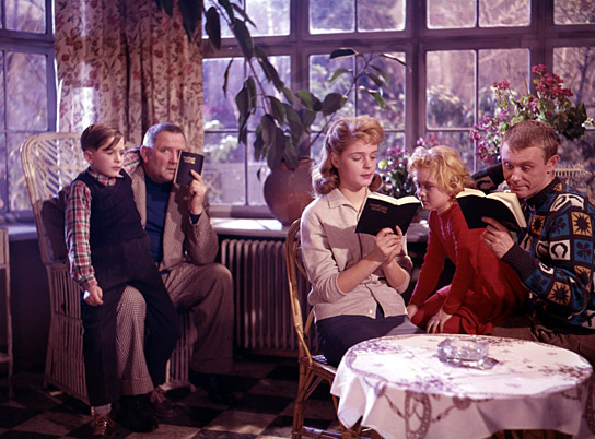 Gustav Knuth (2.v.l.), Sabine Sinjen (Mitte), Horst Frank (rechts) in "Kein Engel ist so rein" (1960) Gustav Knuth (2.v.l.), Sabine Sinjen (Mitte), Horst Frank (rechts) in "Kein Engel ist so rein" (1960)