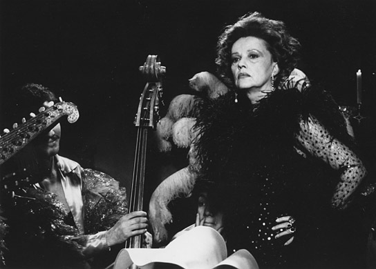 Jeanne Moreau in "Querelle - Ein Pakt mit dem Teufel" (1982) Jeanne Moreau in "Querelle - Ein Pakt mit dem Teufel" (1982)