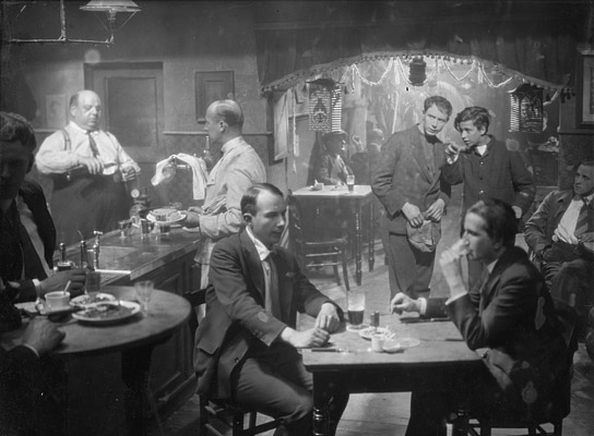 Wolfgang Zilzer (hinten, 3.v.l.), Peter Wolff (hinten, 2.v.r.) in "Revolte im Erziehungshaus" (1930) Wolfgang Zilzer (hinten, 3.v.l.), Peter Wolff (hinten, 2.v.r.) in "Revolte im Erziehungshaus" (1930)