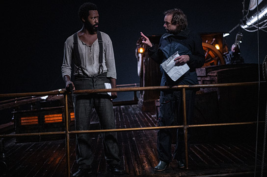 Corey Hawkins, André Øvredal (v.l.n.r.) bei den Dreharbeiten zu "Die letzte Fahrt der Demeter" (2023)