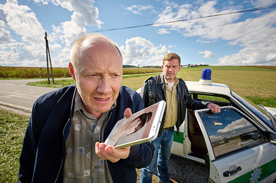 Simon Schwarz, Sebastian Bezzel (v.l.n.r.) in "Rehragout-Rendezvous" (2023)