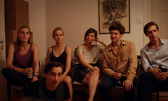 Isabelle von Stauffenberg, Pauline Werner, Susanne Dorthea Schneider, Valentin Richter, Julius Forster (v.l.n.r.), Nikolai Gemel (vorne) in "Letzter Abend" (2022)