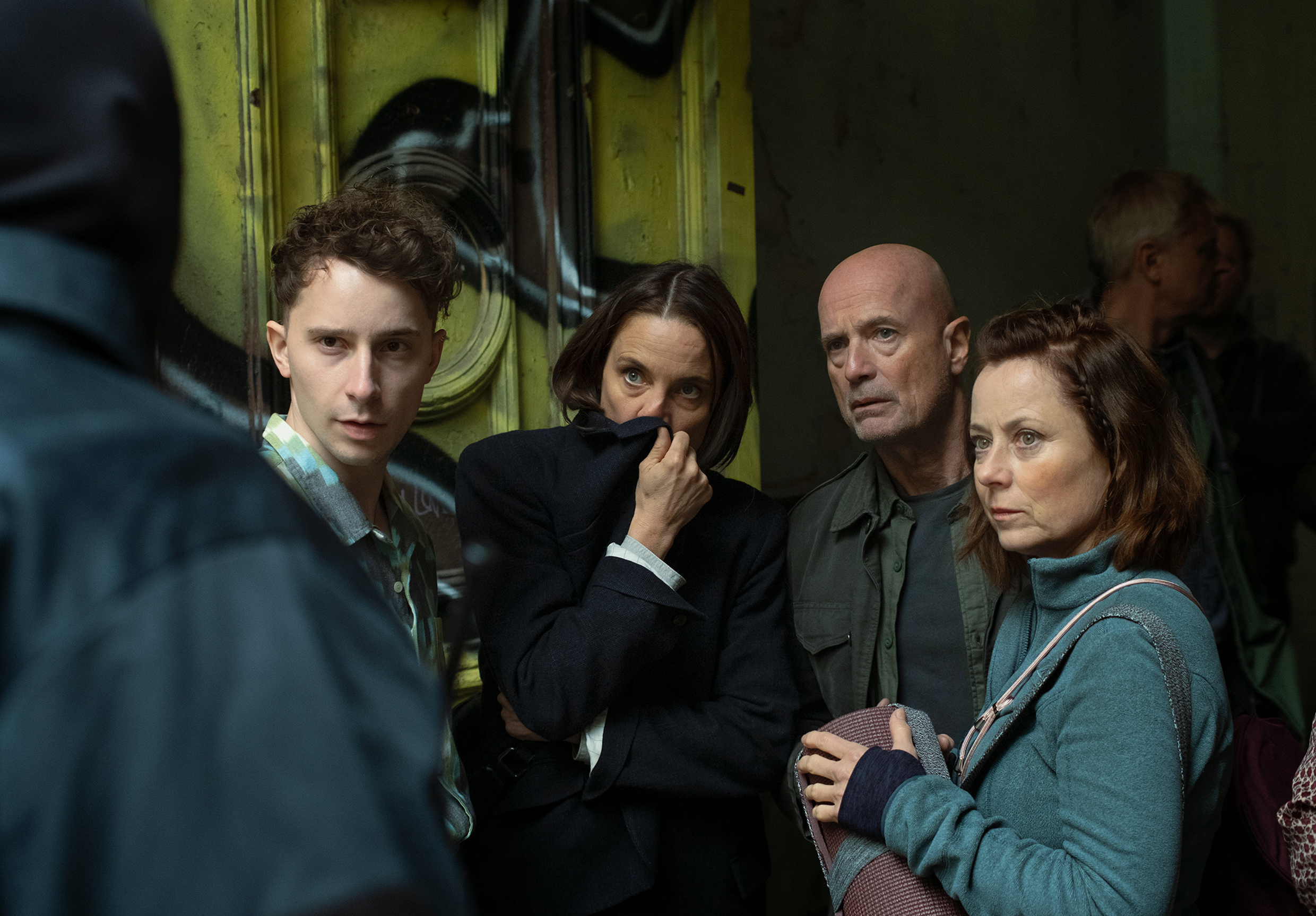Jonathan Berlin, Anne Ratte-Polle, Christian Berkel, Inka Friedrich (v.l.n.r.) in "Black Box" (2023) Jonathan Berlin, Anne Ratte-Polle, Christian Berkel, Inka Friedrich (v.l.n.r.) in "Black Box" (2023)