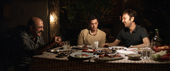 Erol Babaoğlu, Selahattin Paşali, Erdem Şenocak (v.l.n.r.) in "Burning Days" (2022)
