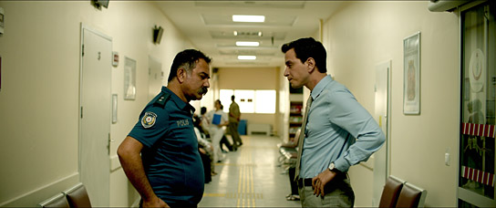 Selahattin Paşali (rechts) in "Burning Days" (2022)