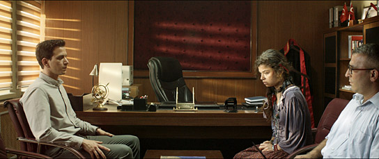 Selahattin Paşali (links), Eylül Ersöz (Mitte) in "Burning Days" (2022)