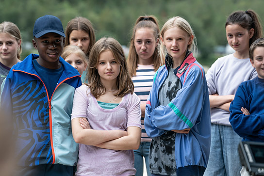 Aaron Sansi, Franka Roche, Holly Schiek (vorne v.l.n.r.) in "Das fliegende Klassenzimmer" (2023)