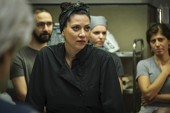 Jasmin Shakeri (vorne) in "Ein Fest fürs Leben" (2023)