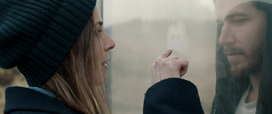 Aylin Tezel, Chris Fulton (v.l.n.r.) in "Falling into Place" (2023) Aylin Tezel, Chris Fulton (v.l.n.r.) in "Falling into Place" (2023)