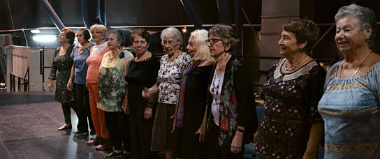 Madeleine Schwartz (links), Tova Ringer (6.v.l.), Rita Kasimow-Brown (7.v.l.) in "Miss Holocaust Survivor" (2023) 