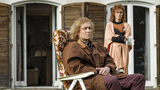 Matthias Schweighöfer, Bella Dayne (v.l.n.r.) in "Girl You Know It's True" (2023)