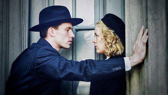 Jannis Niewöhner, Paula Beer (v.l.n.r.) in "Stella. Ein Leben." (2023) Jannis Niewöhner, Paula Beer (v.l.n.r.) in "Stella. Ein Leben." (2023)