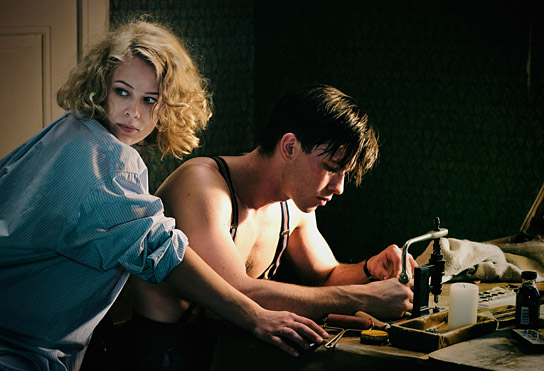 Paula Beer, Jannis Niewöhner (v.l.n.r.) in "Stella. Ein Leben." (2023) Paula Beer, Jannis Niewöhner (v.l.n.r.) in "Stella. Ein Leben." (2023)