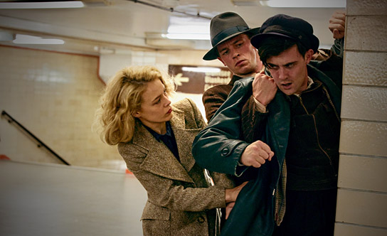 Paula Beer (links), Jannis Niewöhner (Mitte) in "Stella. Ein Leben." (2023) Paula Beer (links), Jannis Niewöhner (Mitte) in "Stella. Ein Leben." (2023)