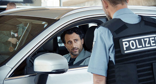 Serkan Kaya (links) in "Was von der Liebe bleibt" (2023) Serkan Kaya (links) in "Was von der Liebe bleibt" (2023)
