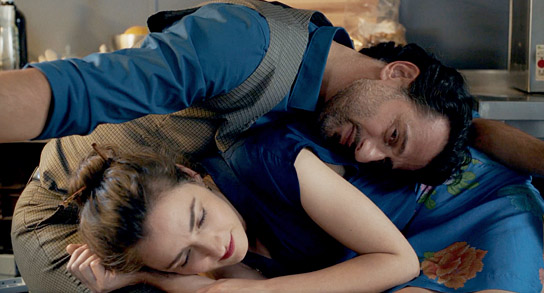 Serkan Kaya, Seyneb Saleh (v.o.n.u.) in "Was von der Liebe bleibt" (2023)