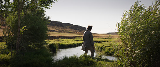 Deniz Celiloğlu in "Auf trockenen Gräsern" (2023)
