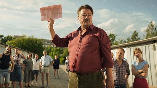 Peter Kurth (vorne), Max Riemelt (2.v.r.), Sandra Hüller (rechts) in "Zwei zu eins" (2024) Peter Kurth (vorne), Max Riemelt (2.v.r.), Sandra Hüller (rechts) in "Zwei zu eins" (2024)