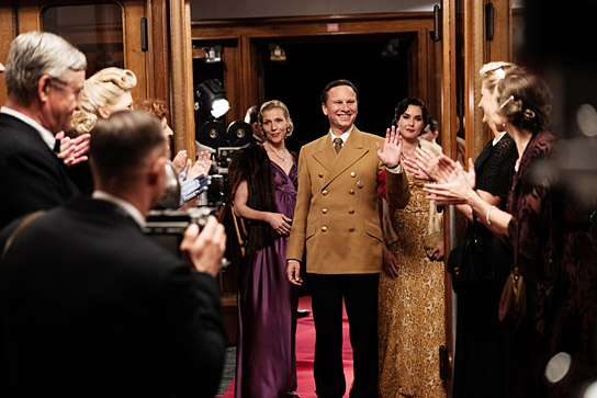Franziska Weisz, Robert Stadlober, Katia Fellin (Mitte v.l.n.r.) in "Führer und Verführer" (2024) 