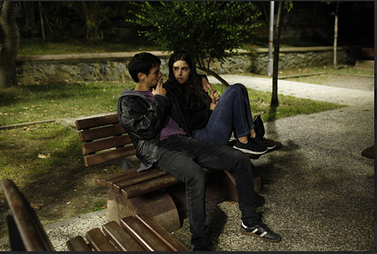Doğa Gürer, Melia Kara (v.l.n.r.) in "Ellbogen" (2024) Doğa Gürer, Melia Kara (v.l.n.r.) in "Ellbogen" (2024)