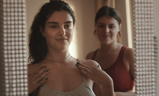 Melia Kara, Jamilah Bagdach (v.l.n.r.) in "Ellbogen" (2024) Melia Kara, Jamilah Bagdach (v.l.n.r.) in "Ellbogen" (2024)