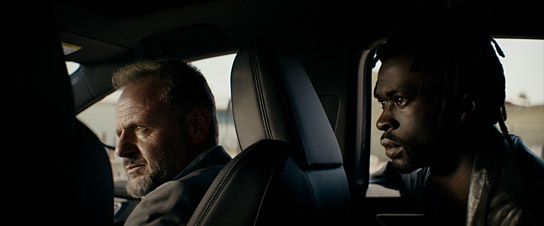 Samuel Finzi, Léo Daudin (v.l.n.r.) in "More than Strangers" (2023) Samuel Finzi, Léo Daudin (v.l.n.r.) in "More than Strangers" (2023)
